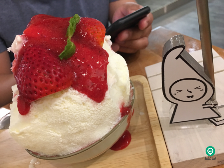 The Strawberry Cheesecake Kakigori lovingly referred to Shibuya's Ice Kacang is a popular item on Miru's menu. 